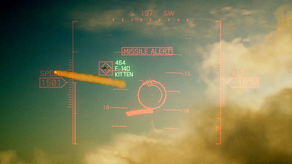 Missile alert, the red bar informing you about the direction of the incoming missile and a red smoke - this means trouble! - Avoiding enemy missiles and fire in Ace Combat 7 Skies Unknown - Air combat - Ace Combat 7 Skies Unknown Guide