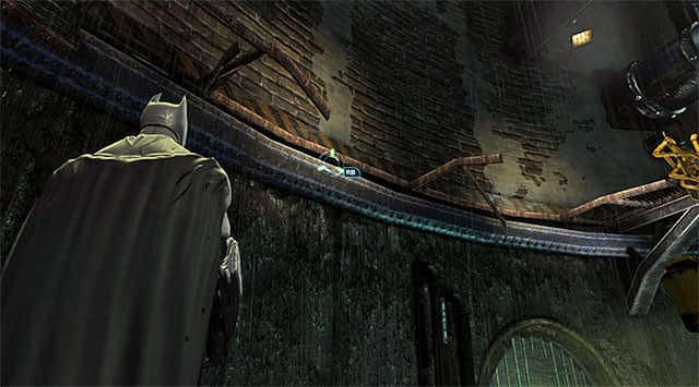To continue climbing, you need to use the hook on the side ledge shown in the above screenshot - Uplink the National Criminal Database to the batcomputer | Main storyline - Main storyline - Batman: Arkham Origins Game Guide