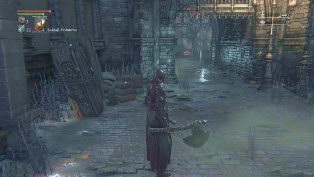 The further path leads through the gate. - Central Yharnam | Walkthrough - Walkthrough - Bloodborne Game Guide & Walkthrough