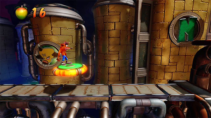 When you start the level you must go right and immediately focus on jumping on the platform presented in the picture - Crash Bandicoot N. Sane Trilogy: Spaced Out - Crash Bandicoot N. Sane Trilogy: Crash Bandicoot 2 - High-Tech Warp Room - Crash Bandicoot N. Sane Trilogy Game Guide