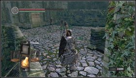 Go up the stairs to a small courtyard - Undead Burg - p. 2 | Walkthrough - Walkthrough - Dark Souls Game Guide & Walkthrough