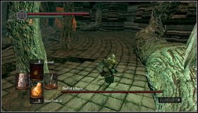 After returning to the arena, run along the wall to the opposite direction - The Bed of Chaos | How to kill a boss - How to kill a boss - Dark Souls Game Guide & Walkthrough
