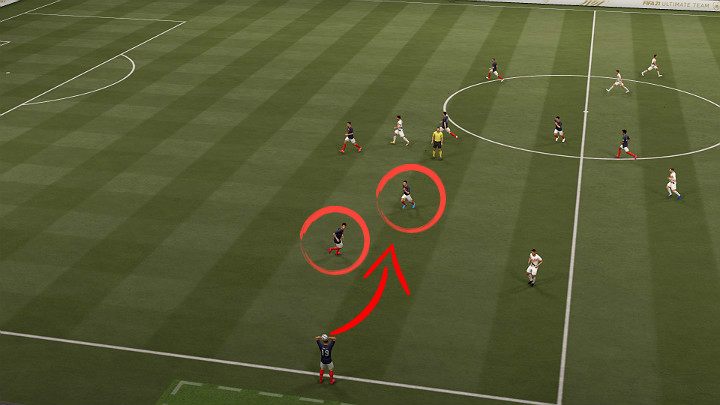 The picture above shows a situation in which a player making a throw-in has two teammates at his disposal who are not covered at all so they become the best choice to play the ball - FIFA 21: Free kicks - Basics - FIFA 21 Guide