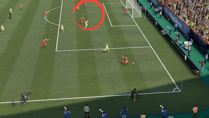The picture above shows a situation where one of the players has a good chance to crossing the ball into the penalty area - FIFA 21: Finishing offensive action - Offensive game - FIFA 21 Guide