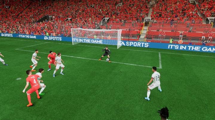 The goalkeeper doesn't have to be controlled by AI at all times - FIFA 23: Playing Goalkeeper - resuming game, moving the goalkeeper - FIFA 23: Basics - FIFA 23 Guide