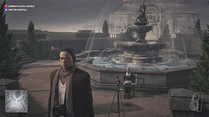 You should eliminate the worker standing behind the photographer first - hide his body in the bushes and make sure no limbs stick out - Hitman 3: Best disguises, Dartmoor - Death in the Family - Dartmoor - Hitman 3 Guide