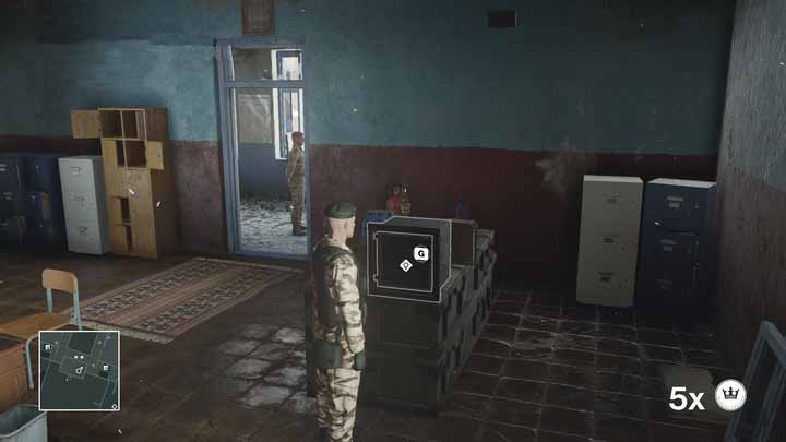 While opening the safe watch if the officer on the corridor doesnt see you. - Murdering Claus and Reza during a single action | Marrakesh - Marrakesh: A Gilded Cage - Hitman Game Guide