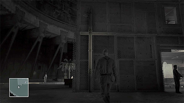 Climbing up the gutter will allow Agent 47 to reach level 1 or 2 of the building - Military airport infiltration | Final Training - Final Training - Hitman Game Guide