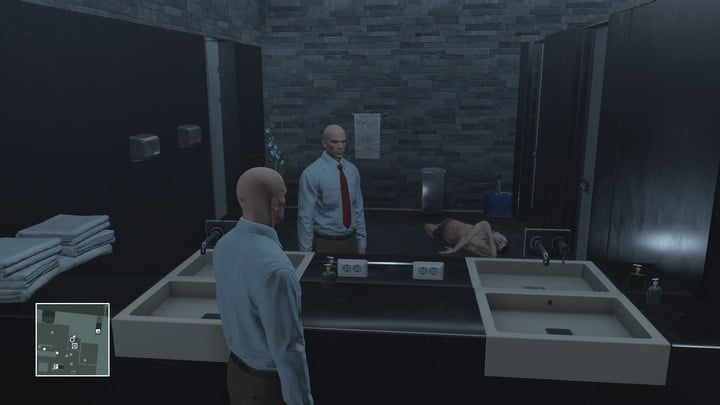 You should hide the body in one of the cabins - other employees are visiting the bathroom as well. - Disguises | Marrakesh - Marrakesh: A Gilded Cage - Hitman Game Guide
