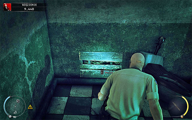 An alternative way to go past the gate is entering the left cell and using a tunnel shown on the above screen - Prison | 15: Skurkys Law - 15: Skurkys Law - Hitman: Absolution Game Guide