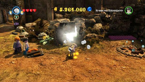 Find the orange handle just behind the school gate - Harry Potter Years 5-7: Tokens - Hogwarts, part 1 - Tokens - LEGO Harry Potter Years 5-7 Guide