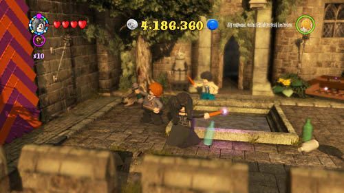 Find the colored wall on the left of the entrance - Harry Potter Years 5-7: Tokens - Hogwarts, part 3 - Tokens - LEGO Harry Potter Years 5-7 Guide