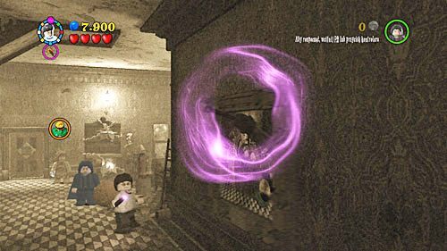 Use the broomstick on the painting on the right - remove the spider web and clean the object to receive a golden door handle - Harry Potter Years 5-7: Focus! - Year 5 - LEGO Harry Potter Years 5-7 Guide