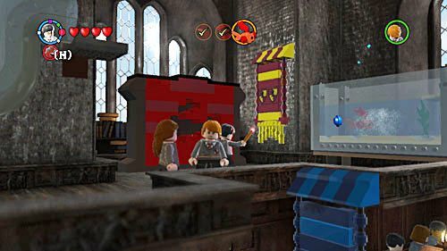 Cut out the bricks from the last wall and build a fish, which has to be thrown into the aquarium - Harry Potter Years 5-7: Learn Diffindo - Year 5 - LEGO Harry Potter Years 5-7 Guide