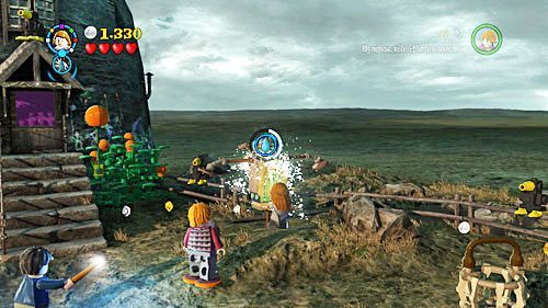 Then go up to the sprinkler standing on the right and fill it with water - Harry Potter Years 5-7: Lovegoods Lunacy, part 1 - Year 7 - LEGO Harry Potter Years 5-7 Guide