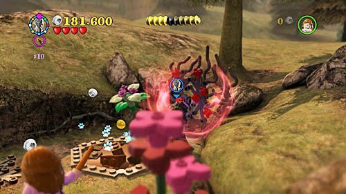 Get rid of three thickets shown in the photo to get part of the crest - Harry Potter Years 5-7: Felix Felicis - secrets, collectibles - Year 6 - LEGO Harry Potter Years 5-7 Guide