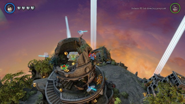 To open the chest located on the roof, you have to find a switch - Gold Bricks - Okaara - secrets - LEGO Batman 3: Beyond Gotham - Game Guide and Walkthrough