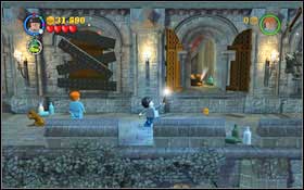 Destroy all four statues by the fountain on the right, assemble the valve, with which you will fill up the fountain - after a while plants will grow up and create a trampoline - jump upstairs - LEGO Harry Potter Years 1-4: Year 3 Part 2 - Walkthrough - Walkthrough - LEGO Harry Potter Years 1-4 Guide & Walkthrough