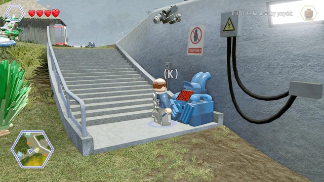 As Udesky, walk downstairs next to the house and repair the blue generator - Jurassic Park Gate | Jurassic Park - secrets in free roam - Jurassic Park - secrets in free roam - LEGO Jurassic World Game Guide & Walkthrough