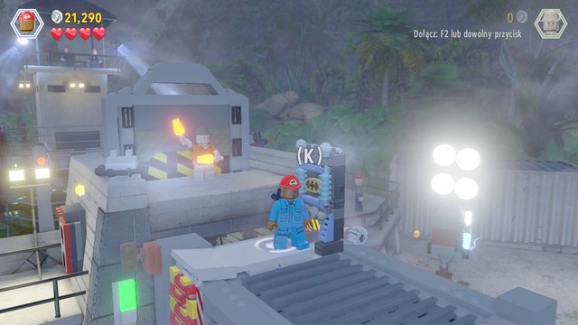 After you have entered the code, switch to Jophery and climb up the ladder, onto the container - Prologue | Jurassic Park - walkthrough - Jurassic Park - walkthrough - LEGO Jurassic World Game Guide & Walkthrough