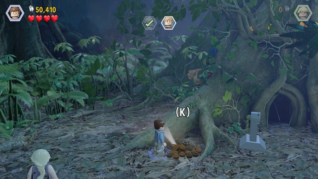 As Grant, approach the pile of dirt on the ground, shown in the screenshot and dig it open for the brace for the mechanism - Park Shutdown | Jurassic Park - walkthrough - Jurassic Park - walkthrough - LEGO Jurassic World Game Guide & Walkthrough