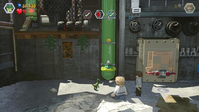 Switch to the dinosaur and approach the pipe that you can see in the screenshot - Out of Bounds | Jurassic World - walkthrough - Jurassic World - walkthrough - LEGO Jurassic World Game Guide & Walkthrough