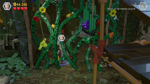 Reach the place shown in the screenshot, as Owen and cut through the plants in the way, with the dinosaur claw - Out of Bounds | Jurassic World - walkthrough - Jurassic World - walkthrough - LEGO Jurassic World Game Guide & Walkthrough