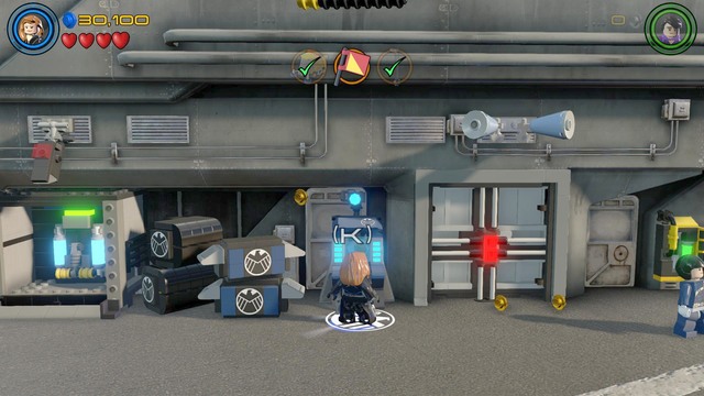 You will find the second Minikit behind the door shown on the picture - Minikits - Shakespeare in the Park - secrets - LEGO Marvels Avengers - Game Guide and Walkthrough