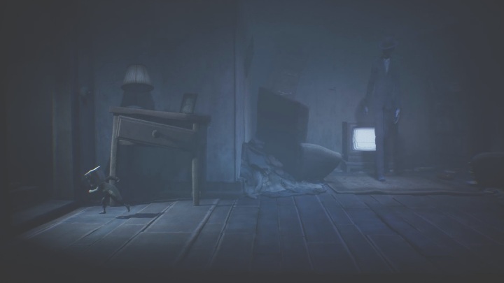 Rush towards the exit before your opponent can get out of the TV - Little Nightmares 2: Crossing the city - Chapter 4 walkthrough - Chapter 4 - Getting to the Tower - Little Nightmares 2 Guide