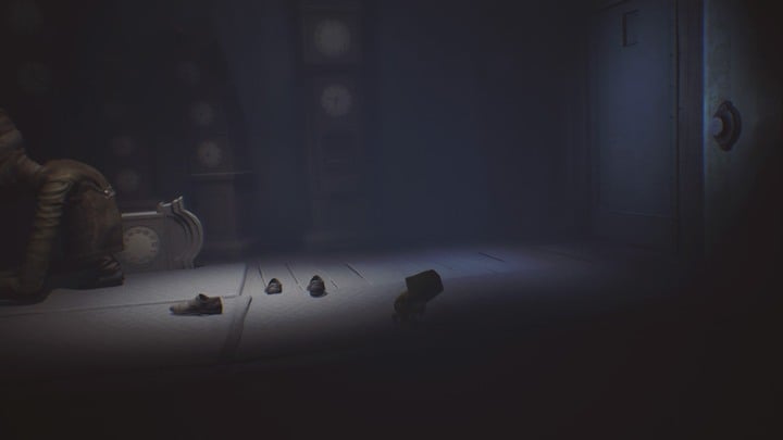 Wait until the creature is stunned, grab a shoe and hit the button with it. - Little Nightmares: Room with clocks, the library - walkthrough - The Lair - Little Nightmares Game Guide