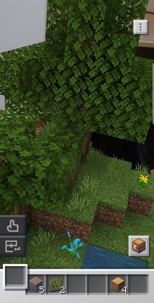 Incorrectly chosen perspective and long distance can make the construction process very difficult. - How should I start the game in Minecraft Earth? - FAQ - Minecraft Earth Guide