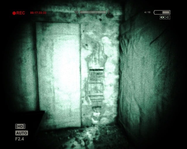 The hole in the one of the solitaries - Prison Block | Walkthrough - Walkthrough - Outlast Game Guide & Walkthrough