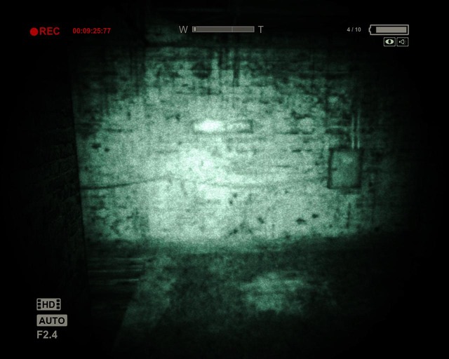 At this fork, turn right - Administration Block | Walkthrough - Walkthrough - Outlast Game Guide & Walkthrough