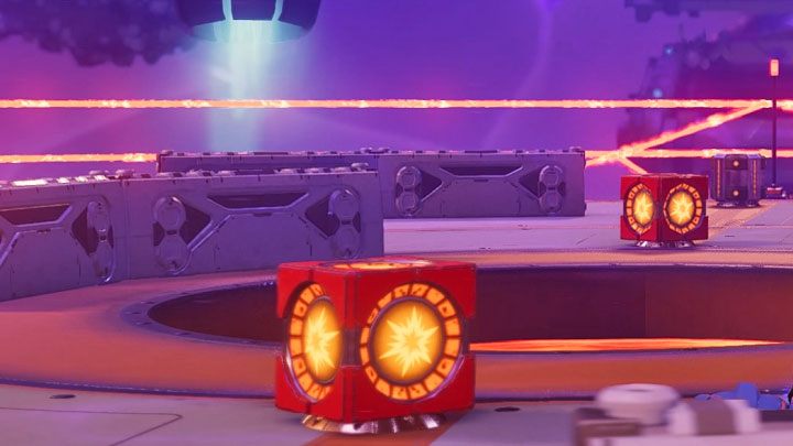 During battles, watch out for explosive crates that the boss can detonate with his attacks - Ratchet & Clank Rift Apart: Doctor Nefarious, return to the Arena - how to defeat the boss? - Bosses - Ratchet & Clank Rift Apart Guide