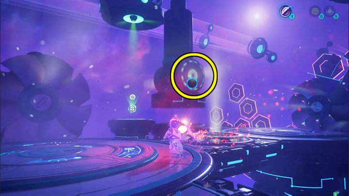 With the lift sphere, head to the opposite end of the area and throw it into the slot of the working machine from the picture to make it stay in the top position and stop crushing the path - Ratchet & Clank Rift Apart: Clank, Blizar Prime - puzzle guide, list - The riddles of Clank and Kit - Ratchet & Clank Rift Apart Guide