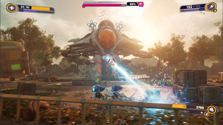 The boss also has a dangerous ranged attack - it shoots a blue laser beam - Ratchet & Clank Rift Apart: Seekerpede, Sargasso - how to beat the boss? - Bosses - Ratchet & Clank Rift Apart Guide