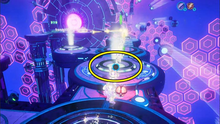 Return to the area with the pressure plate and throw the lift sphere into the slot marked in the picture - Ratchet & Clank Rift Apart: Protecting Morts and freeing Seekerpede - walkthrough - Return to Sargasso - Ratchet & Clank Rift Apart Guide