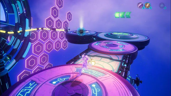 Make a double jump towards the main path, turn right and throw the electric sphere at the slot in the above picture - Ratchet & Clank Rift Apart: Protecting Morts and freeing Seekerpede - walkthrough - Return to Sargasso - Ratchet & Clank Rift Apart Guide
