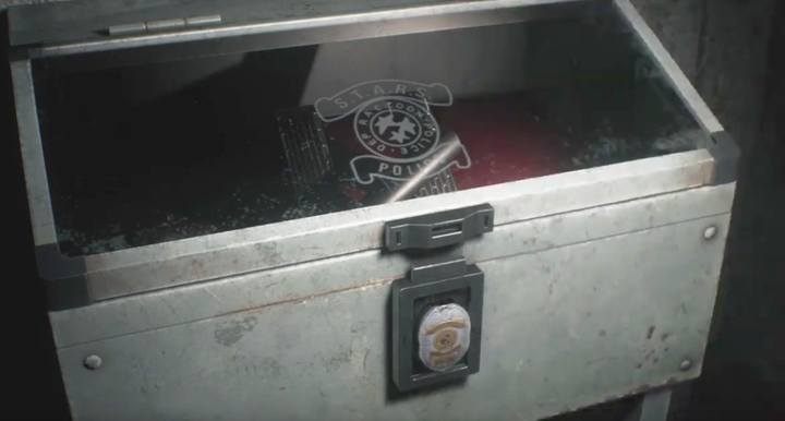 There is a weapon case next to the wall right beyond the grate - Where to find all weapon upgrades in Resident Evil 2 - FAQ - Resident Evil 2 Guide