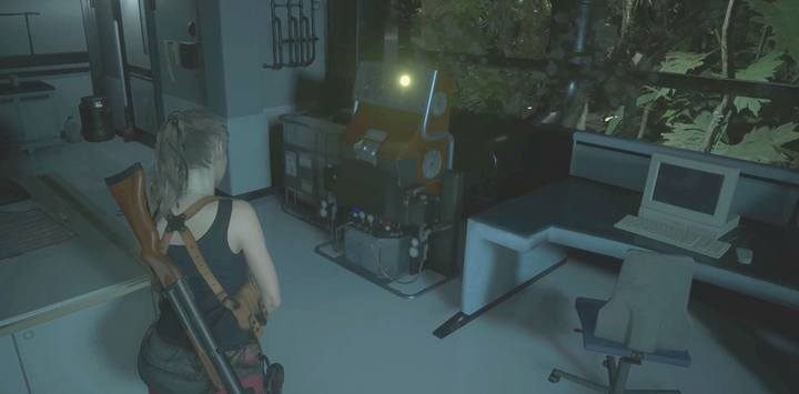 When you reach the control room, walk up to the machine at the window and take a Dispersal Cartridge out of it - How to get the third level clearance (Greenhouse) in Resident Evil 2? - Secrets and useful items - Resident Evil 2 Guide