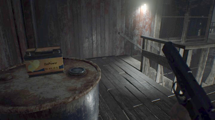 Take the battery to the device on the ground level - Resident Evil 7: Testing area and boat house walktrough - Resident Evil VII Walkthrough - Resident Evil 7 Guide, Walkthrough