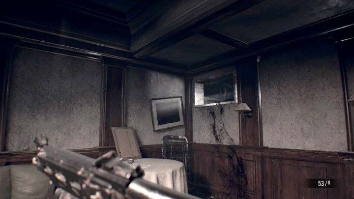 There is a usable hole in the wall behind the wooden door - Resident Evil 7: Wrecked Ship walktrough - Resident Evil VII Walkthrough - Resident Evil 7 Guide, Walkthrough
