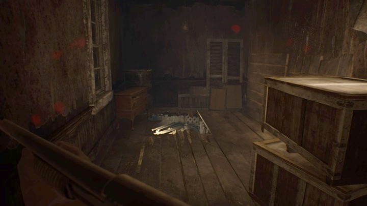 Reach the other end of a short tunnel to find a Crank - Resident Evil 7: Yard and the Old House walktrough - Resident Evil VII Walkthrough - Resident Evil 7 Guide, Walkthrough