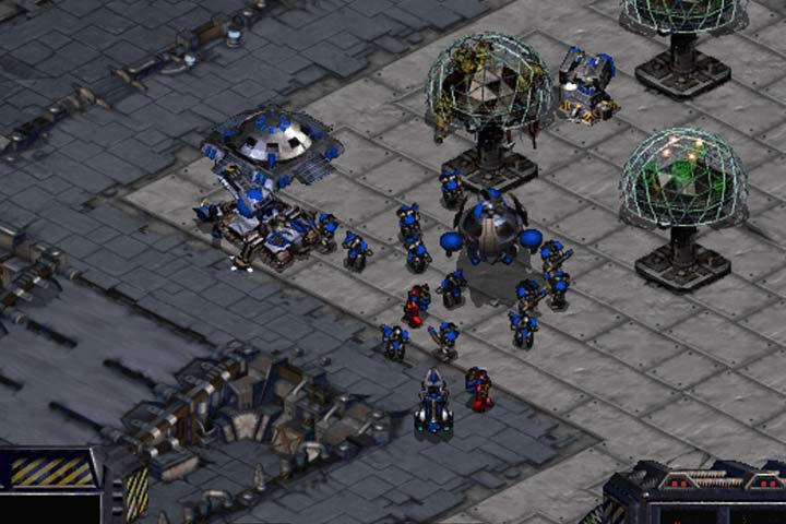 A group of Marines and a Siege Tank is a deadly and cheap combination. The former destroy aircraft and fast enemies, while the latter decimate any other units. Try to place them on a hill and have an SCV nearby for repairs (or for constructing temporary fortifications) as well as a Science Vessel for detecting cloaked enemies. - How to play the terrans? - How to play? - StarCraft: Remastered Game Guide
