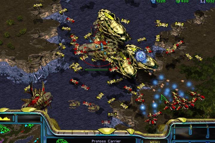 Protoss are equipped with powerful air units. The red player has used his Arbiter to cloak his forces, but the Observer (used by the other player) can detect cloaked troops. - How to play the protoss? - How to play? - StarCraft: Remastered Game Guide