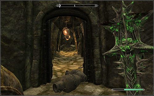 After reaching a bigger room you will have a chance to look around a bit, fighting some more Draugrs and Spiders, or use the southern passage at once (screen above) - Evil In Waiting | Side quests - Side quests - The Elder Scrolls V: Skyrim Game Guide