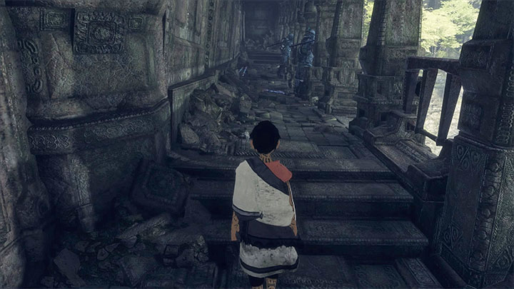 Get around the suits of armor busy with attacking Trico - Get around suits of armour on your way to Trico | Walkthrough - Walkthrough - The Last Guardian Game Guide