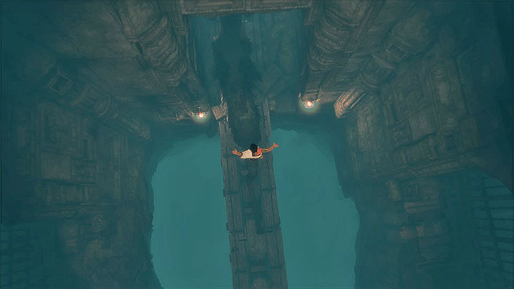 Catch Tricos tail in the last phase of the drop - Cross the corridors with blue fumes | Walkthrough - Walkthrough - The Last Guardian Game Guide