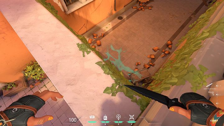 By setting up the Blast Pack in a good spot, you can run onto it in order to eject Raze vertically upwards or forward and upwards - Valorant: Raze (Duelist) - skills, features, tips - Characters - Valorant Guide